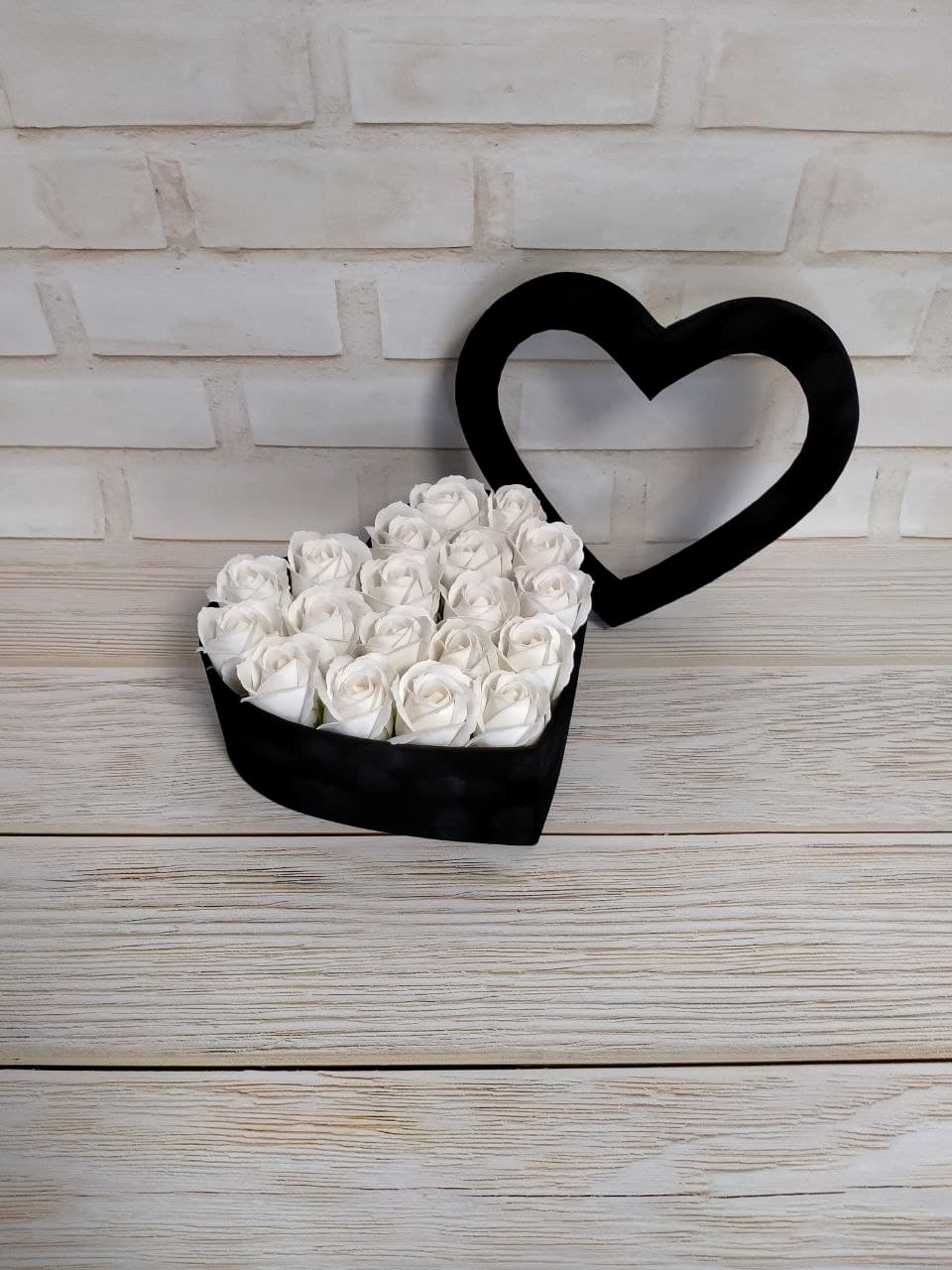 Подарочная коробка с мыльными розами, 19 белых роз, коробка в виде сердца