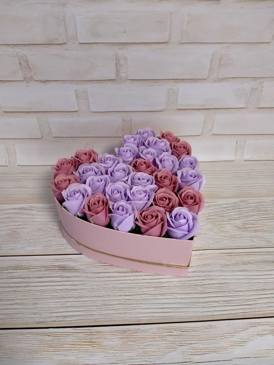 Подарочная коробка с мыльными розами, 31 роза, коробка в виде сердца
